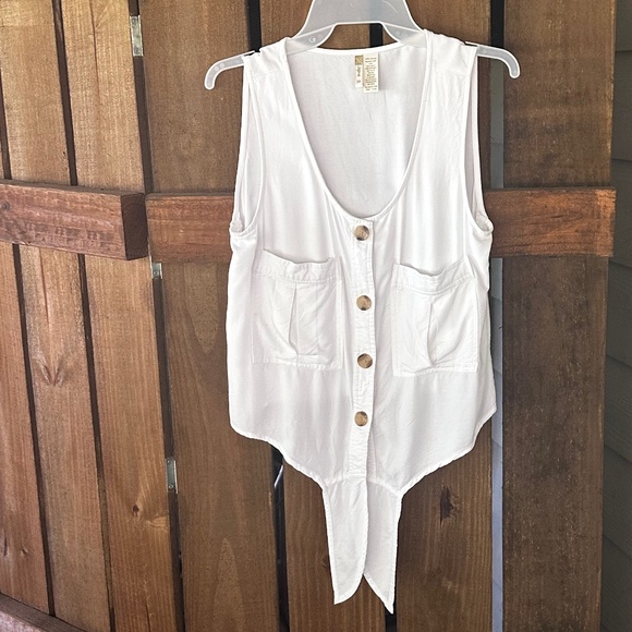 Japna White Sleeveless Button-Down Blouse - Picture 2 of 4